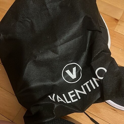 42 Beden siyah Renk Valentino 42 numara ayakabı