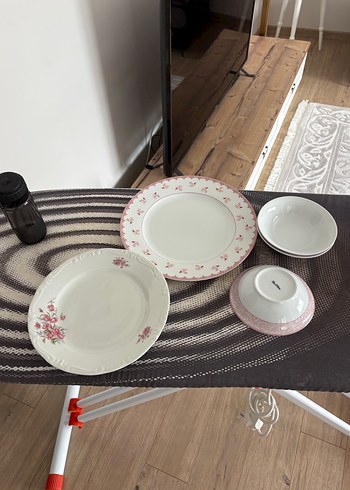 Beyaz Çiçek Desenli Porselen Yemek Takımı