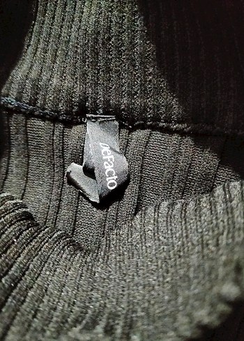 Kadın Siyah Pileli Yüksek Yakalı  Kazak - Görsel 3