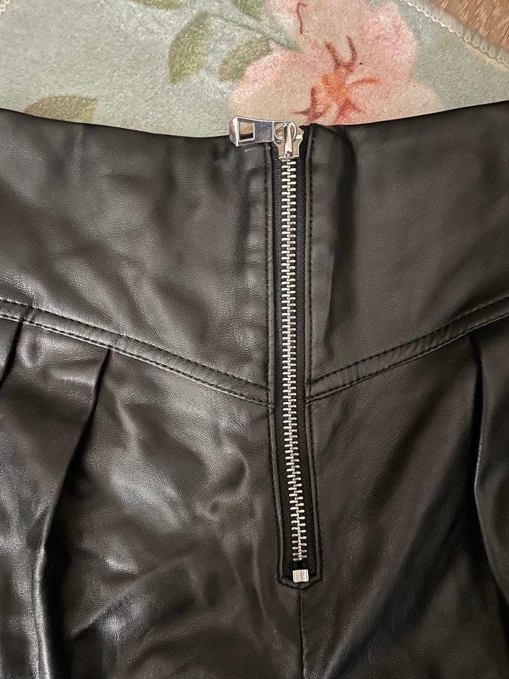 Siyah Deri Mini Şort Fermuarlı - Görsel 3
