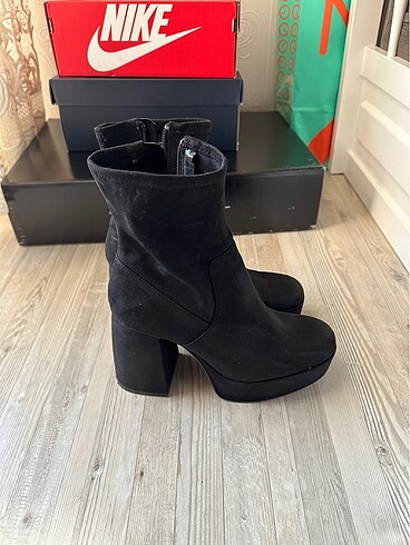 37 Beden siyah Renk Bershka bot
