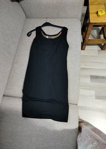 siyah kolsuz oldukça sade şık elbise