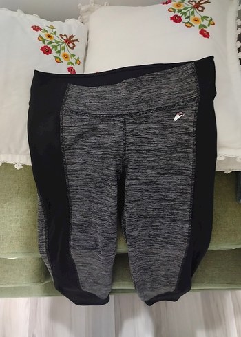 gri siyah toparlayıcı özellikli spor taytı