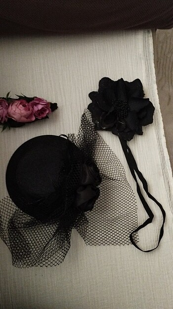 Şapka toka tüllü, Çiçekli toka, siyah çiçek bany