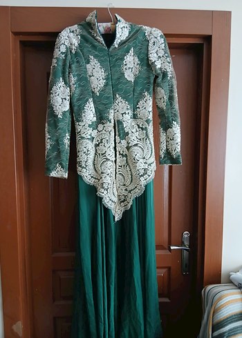 Uzun Kollu İşlemeli Yeşil Vintage Abiye - Görsel 2