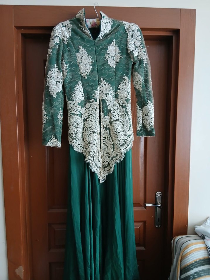 Uzun Kollu İşlemeli Yeşil Vintage Abiye - Görsel 2