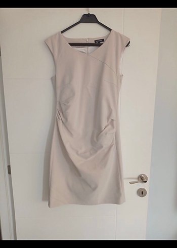 Bej deapeli üste oturan şık  Elbise - Görsel 2