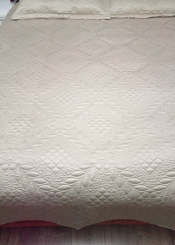 Bej Kabartmalı Yatak Örtüsü - Görsel 2