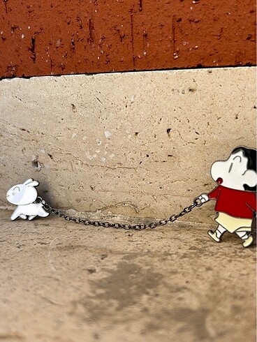 Beden ?Shin-chan ve Shiro Zincirli Broş - Eğlenceli Tasarım?