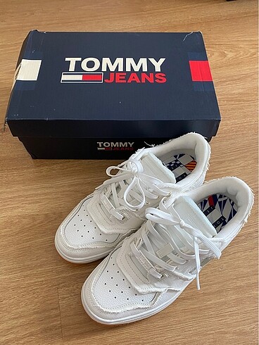 tommy hilgifiger retro sneakers