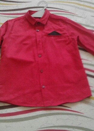 Erkek çocuk kırmızı gömlek hiç kullanılmamış