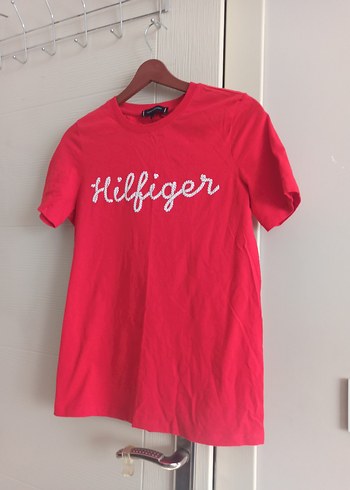 t-shirt S beden kırmızı Tommy Hilfiger giyilmed bir kere yıkandı