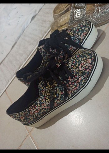 Bershka ayakkabı çiçekli 38 giyilmiştir şu anda da kullanım - Görsel 2