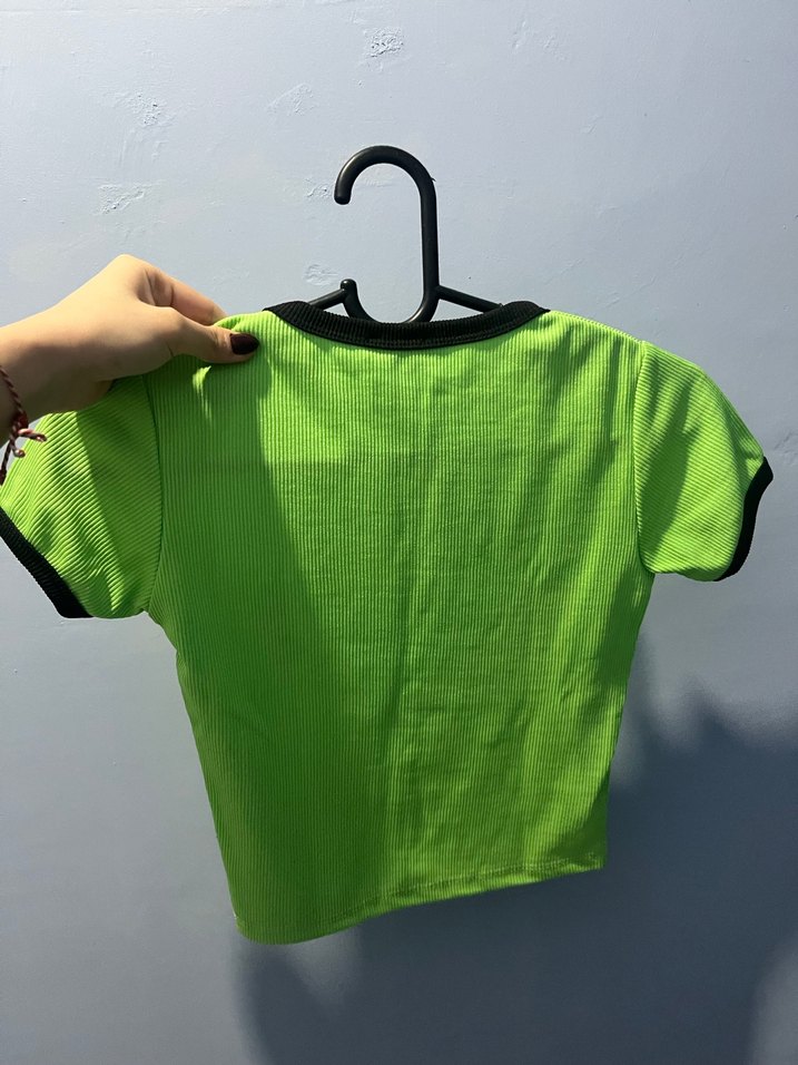 Yeşil Çiçek Baskılı Tişört - Görsel 2