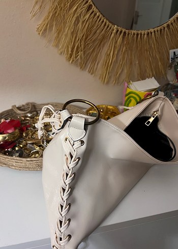 Beyaz Deri Zincir Detaylı Yılan Desenli Kadın Çanta - Görsel 2