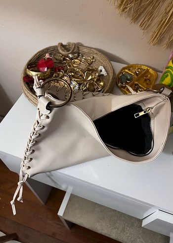 Beyaz Deri Zincir Detaylı Yılan Desenli Kadın Çanta - Görsel 3