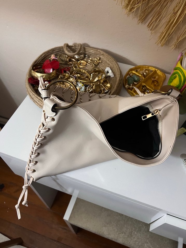 Beyaz Deri Zincir Detaylı Yılan Desenli Kadın Çanta - Görsel 3