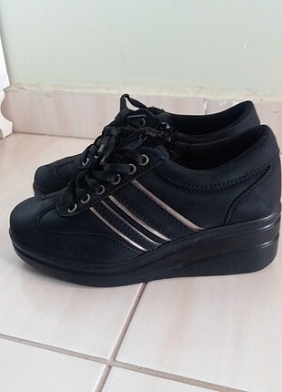 siyah spor ayakkabi