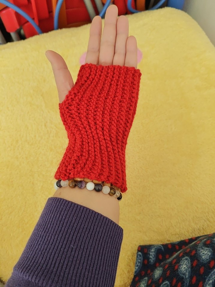 Kırmızı Örme Parmaksız Kadın Eldiveni - Görsel 3