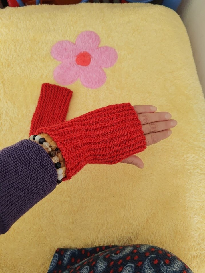Kırmızı Örme Parmaksız Kadın Eldiveni - Görsel 4