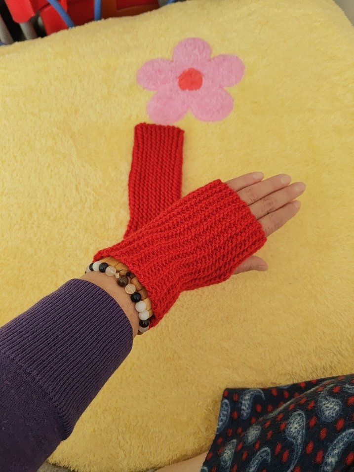 Kırmızı Örme Parmaksız Kadın Eldiveni - Görsel 2