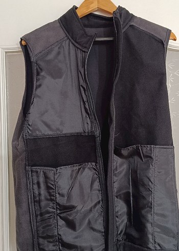 Siyah Yüksek Yakalı Fermuarlı Erkek Polar Yelek - Görsel 3