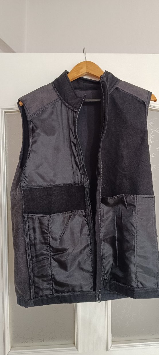 Siyah Yüksek Yakalı Fermuarlı Erkek Polar Yelek - Görsel 3