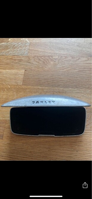 Oakley marka gözlük kutusu