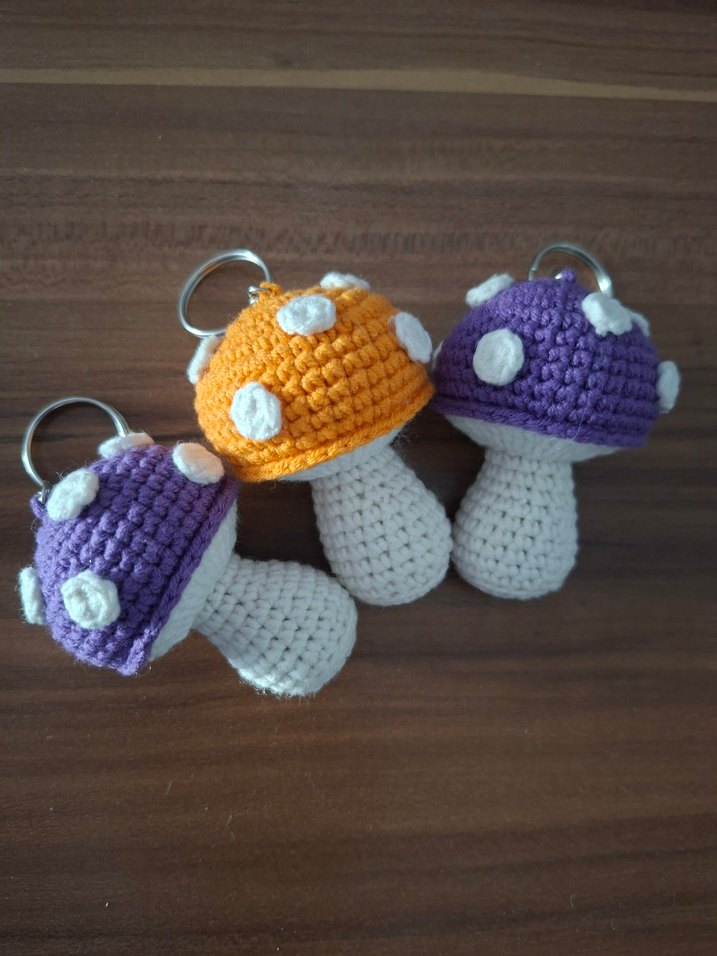 Renkli Örgü Mantar Anahtarlık - Görsel 2