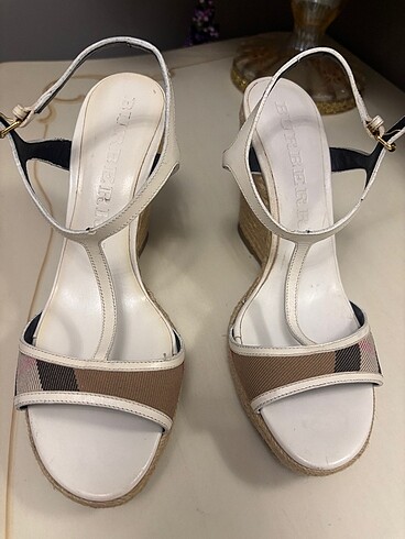 Burberry topuklu sandalet
