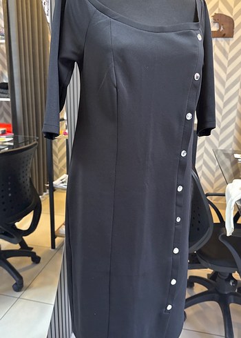 Düğmeli Siyah madonna yaka midi elbise - Görsel 3