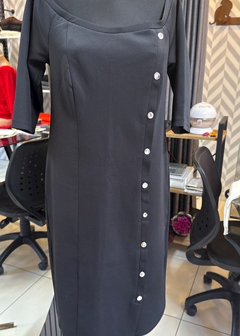 Düğmeli Siyah madonna yaka midi elbise - Görsel 2