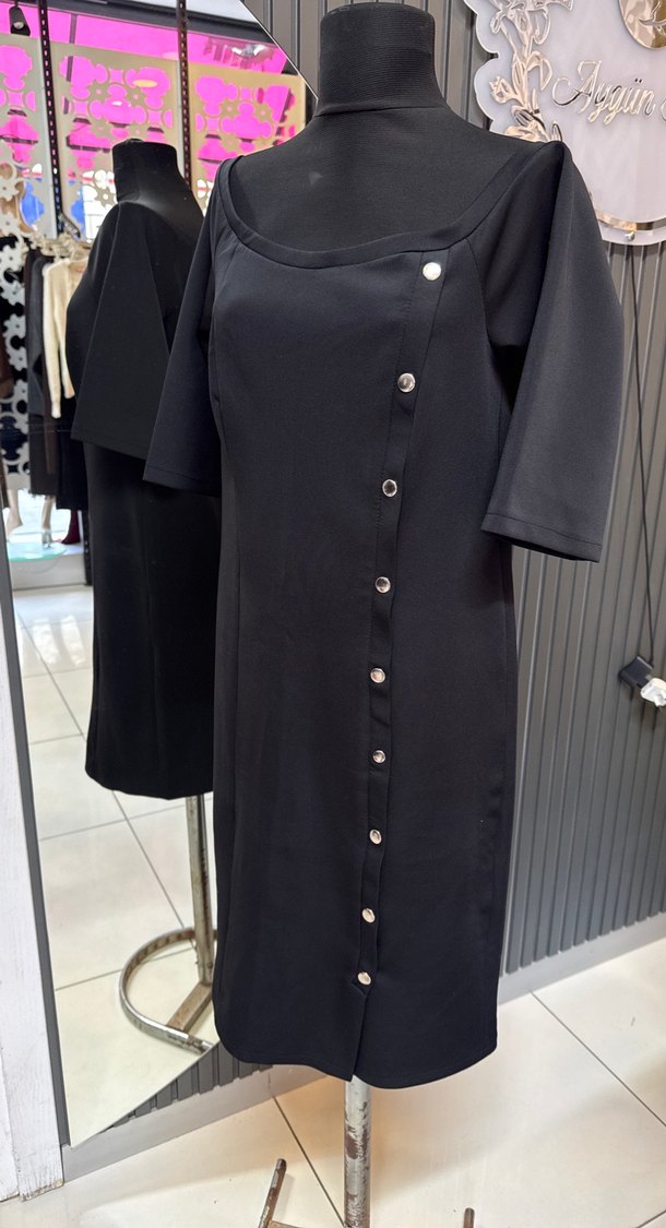 Düğmeli Siyah madonna yaka midi elbise - Görsel 4