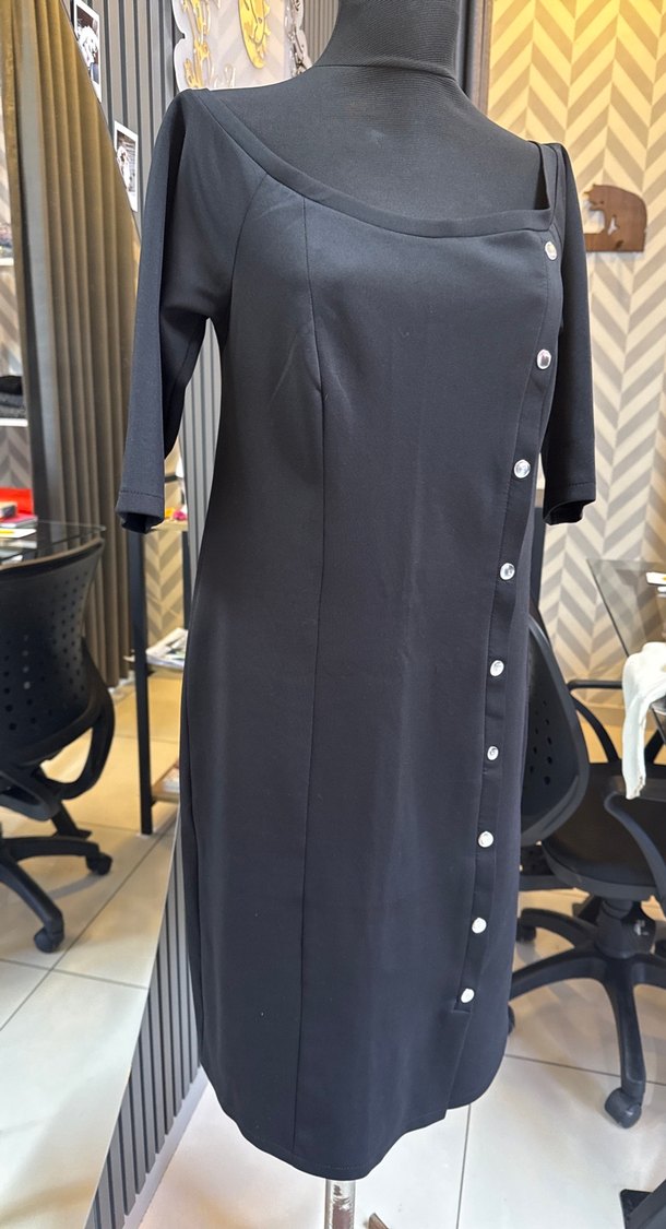 Düğmeli Siyah madonna yaka midi elbise - Görsel 3
