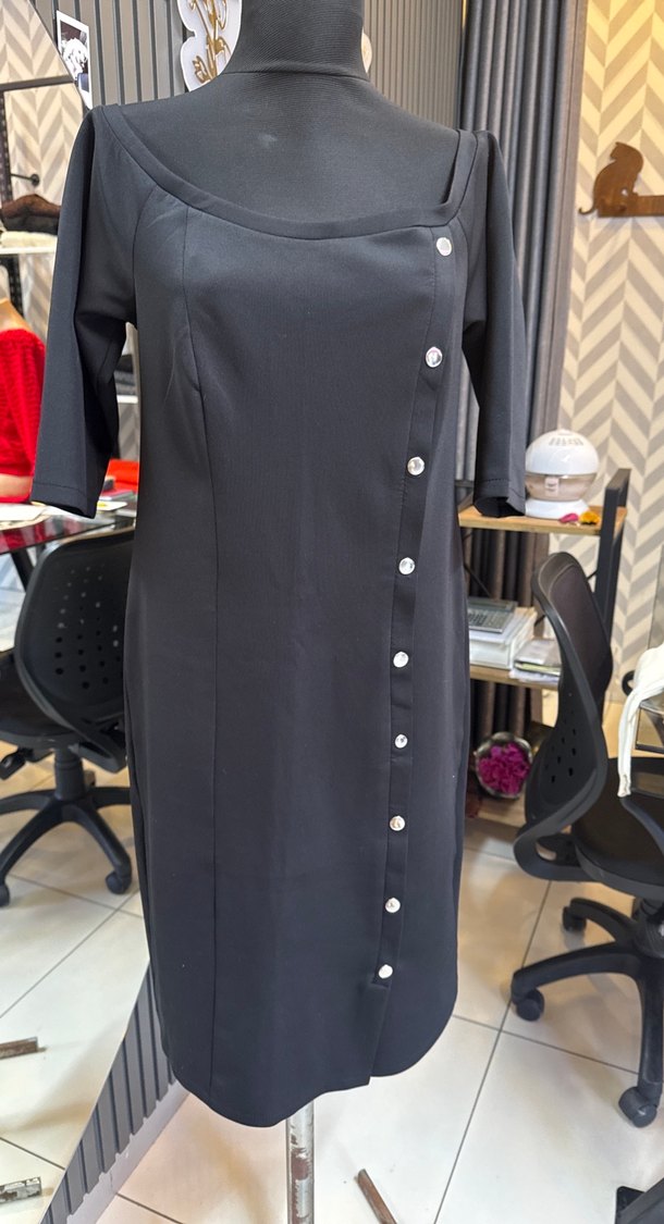 Düğmeli Siyah madonna yaka midi elbise - Görsel 2
