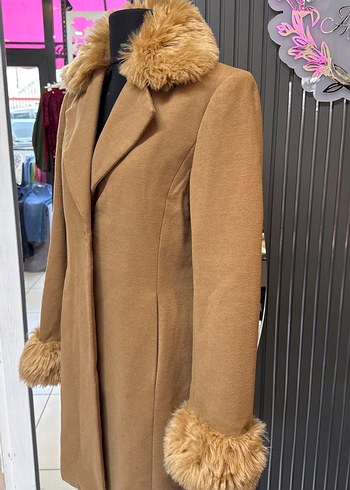 Kürklü Yaka ve Kolu Bej Kaban - Görsel 3