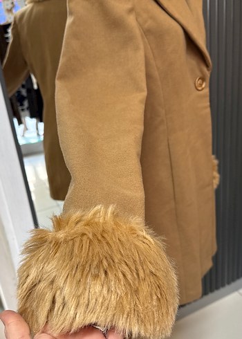 Kürklü Yaka ve Kolu Bej Kaban - Görsel 5