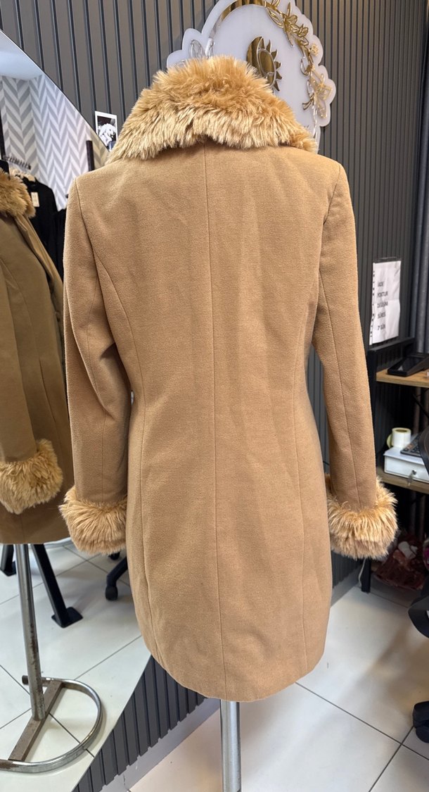 Kürklü Yaka ve Kolu Bej Kaban - Görsel 4