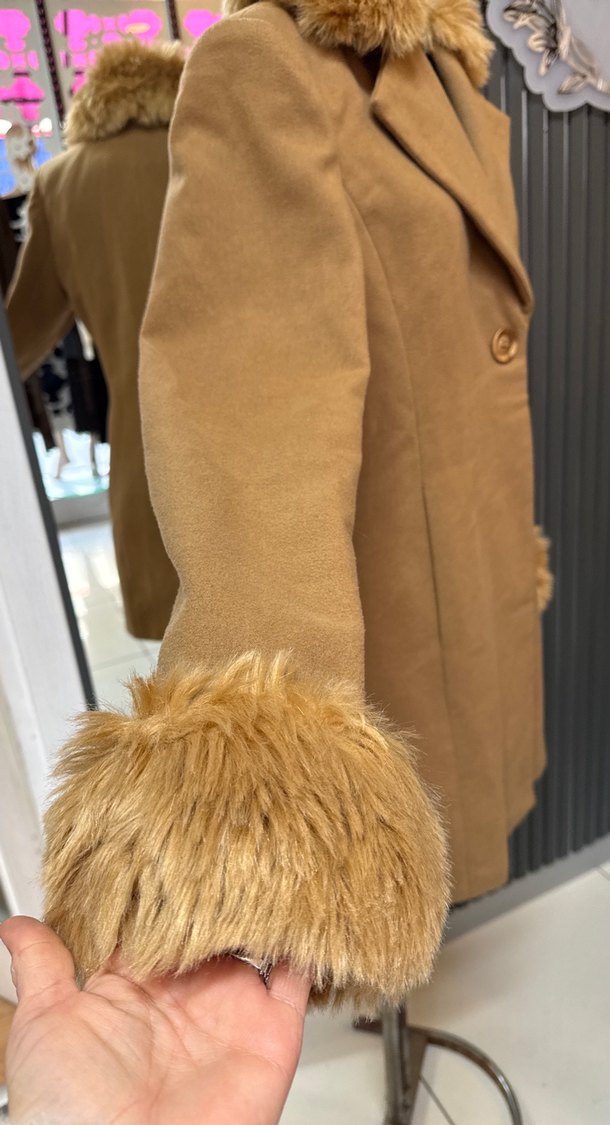 Kürklü Yaka ve Kolu Bej Kaban - Görsel 5