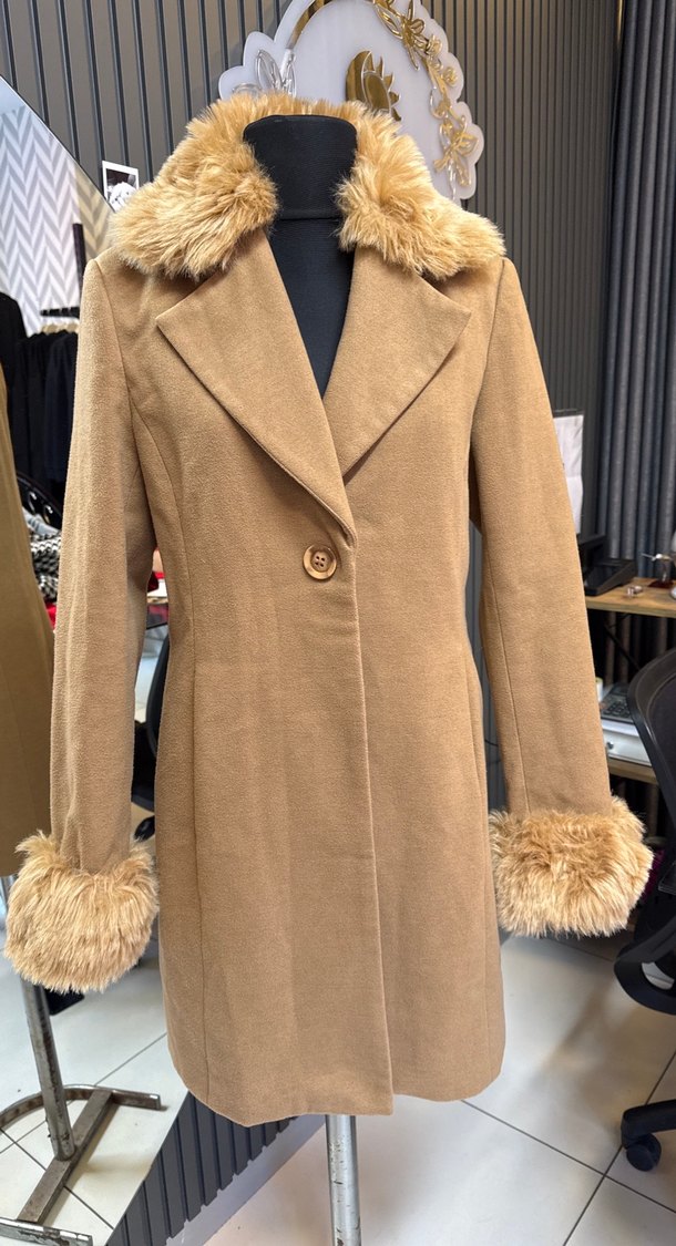 Kürklü Yaka ve Kolu Bej Kaban - Görsel 2