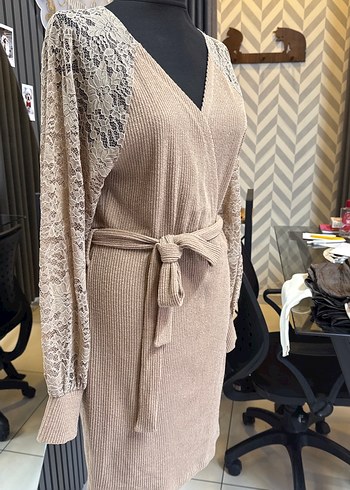 Sütlü kahve Dantel Detaylı V Yaka Triko Mini Elbise - Görsel 2