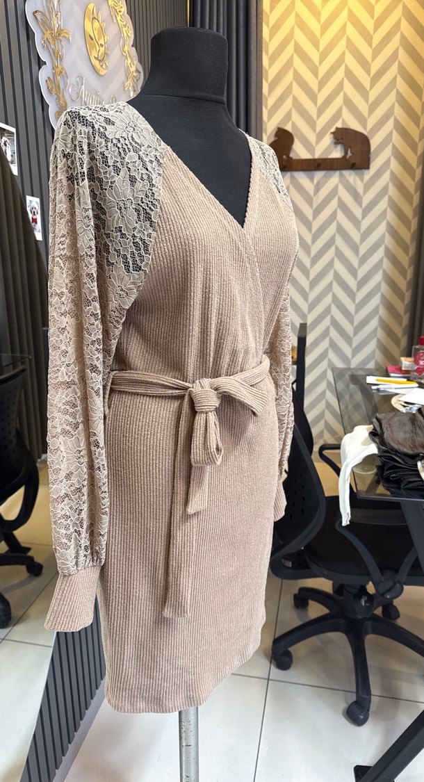 Sütlü kahve Dantel Detaylı V Yaka Triko Mini Elbise - Görsel 2