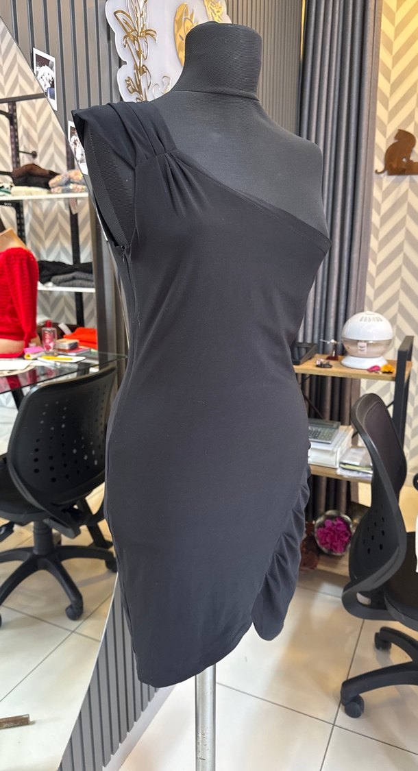 Drapeli Tek Omuz Siyah Midi Elbise - Görsel 3