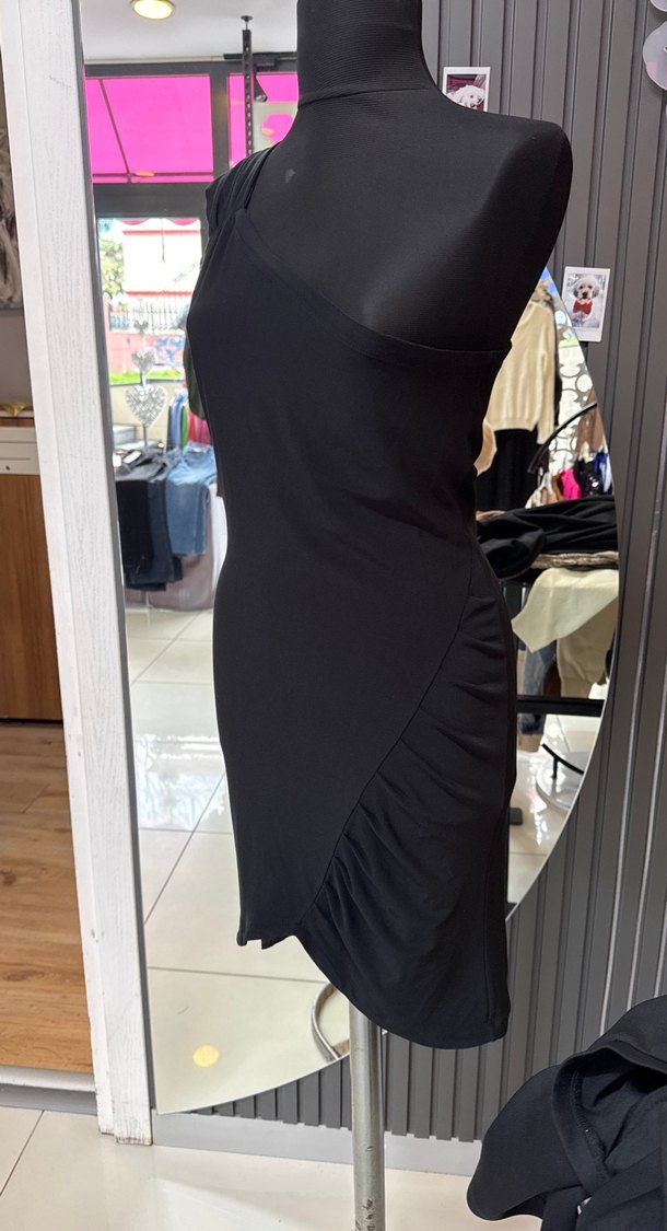 Drapeli Tek Omuz Siyah Midi Elbise - Görsel 4