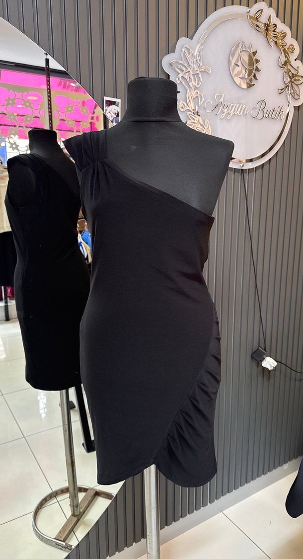 Drapeli Tek Omuz Siyah Midi Elbise - Görsel 2