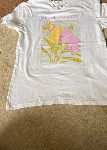 Beyaz Çiçek Baskılı Kadın Tişört - Görsel 3