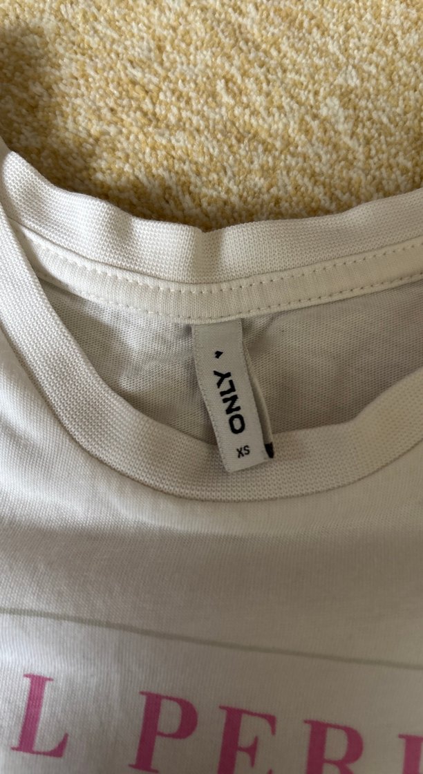 Beyaz Çiçek Baskılı Kadın Tişört - Görsel 2