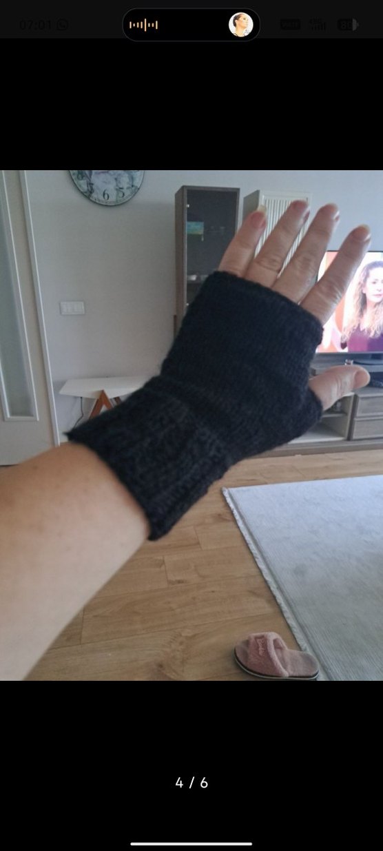 Siyah Örgü Kadın Bere ve Parmaksız Eldiven - Görsel 4