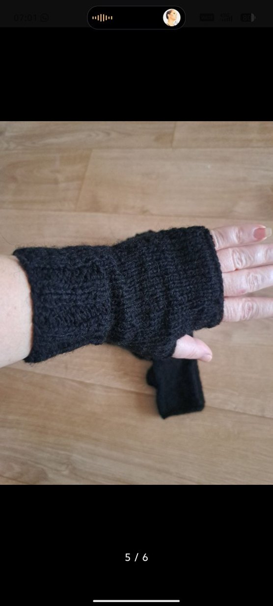 Siyah Örgü Kadın Bere ve Parmaksız Eldiven - Görsel 5