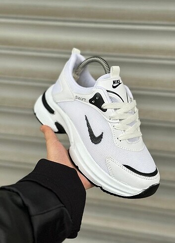 Nike Swift beyaz ve siyah..3.